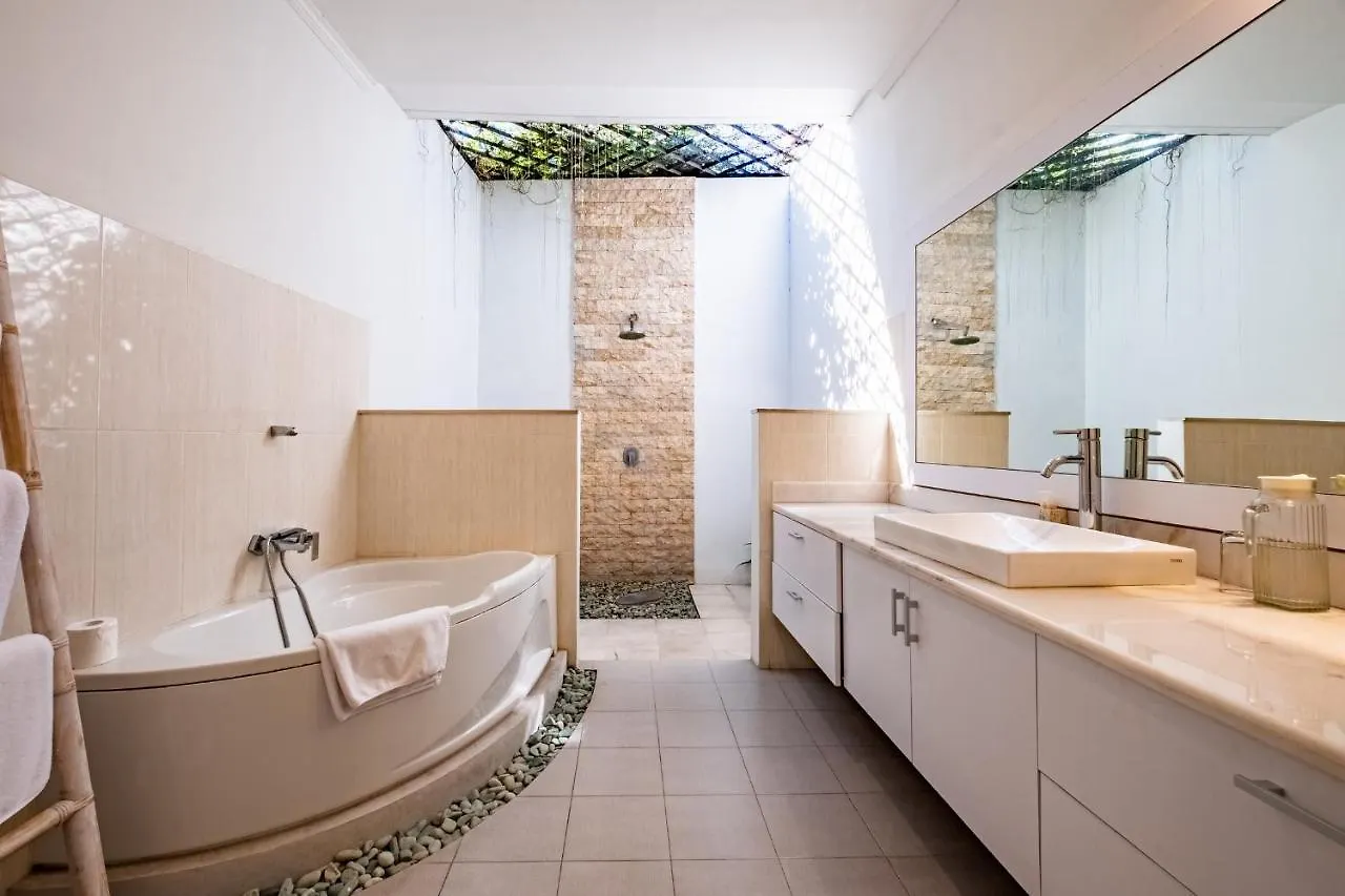Central Seminyak Villa Martini سمينياك